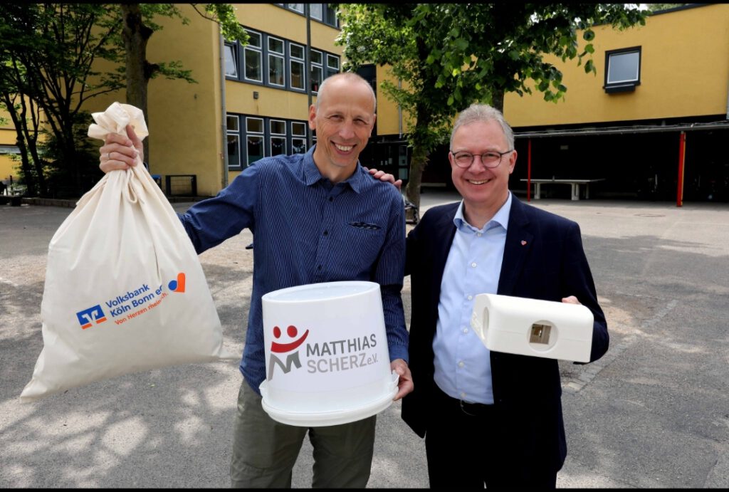 Matthias Scherz e.V und Volksbank Köln Bonn statten Nikolausschule aus